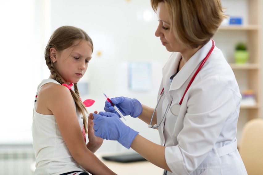 Skutki uboczne szczepienia przeciw COVID-19 u dzieci. Jakie dolegliwości występują najczęściej? Ryzyko i korzyści wynikające ze szczepienia