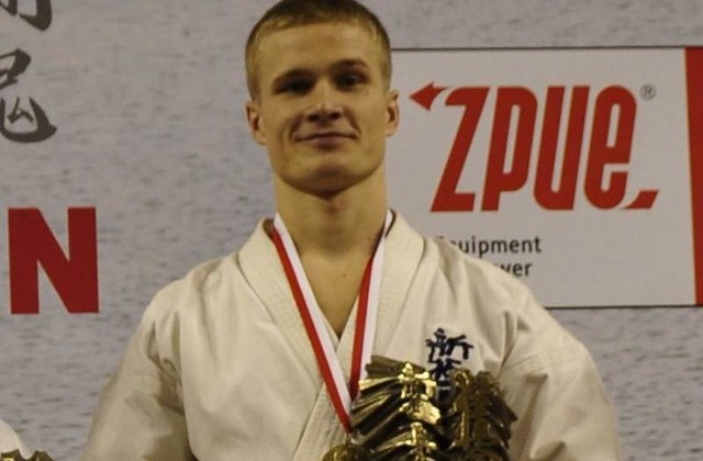 Konrad Kozubowski z medalem i statuetką otrzymanymi za tytuł mistrza Europy.