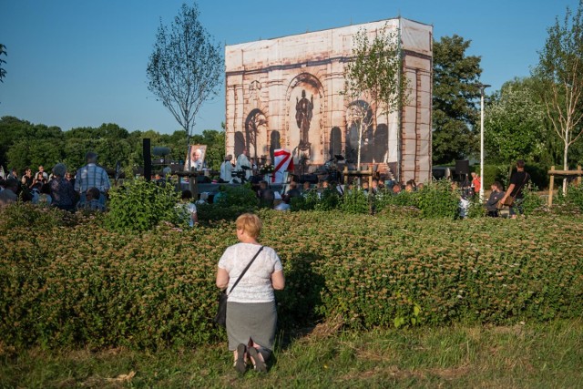 Przypomnijmy, że ubiegłym roku nad Jeziorem Maltańskim odbyło się spotkanie modlitewno-patriotyczne. Prezydent Poznania, przyznał, że miasto wyraziło na nią zgodę. Organizatorzy jednak poszli o krok dalej i na miejscu postawili ołtarz, który nawiązywał do Pomnika Wdzięczności.