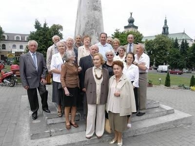 Absolwenci LO do pamiątkowego zdjęcia - w 60-lecie matury - ustawili się na miechowskim Rynku Fot. Magdalena Uchto