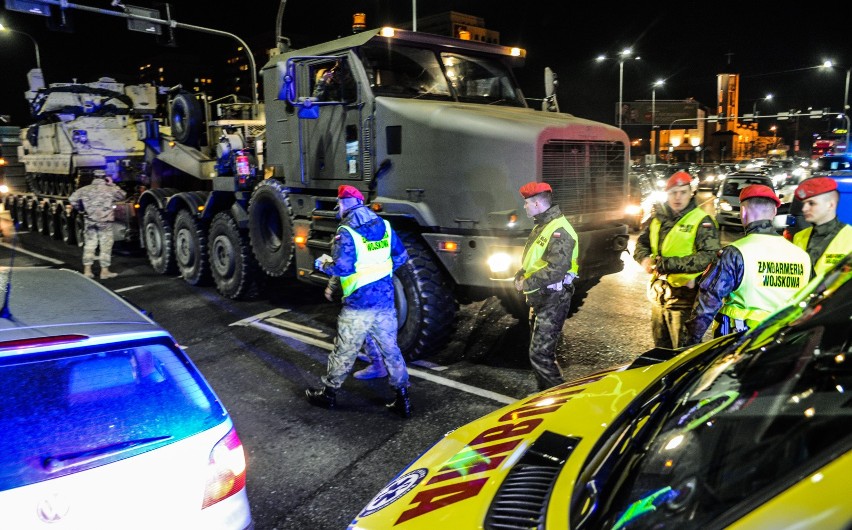 W Bydgoszczy kolumna transportująca czołg zderzyła się z autem osobowym