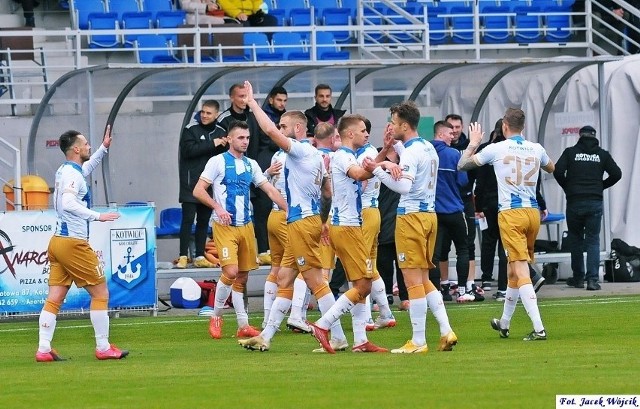 Piłkarze Kotwicy Kołobrzeg intensywnie przygotowują się do wiosennych gier w trzeciej lidze.