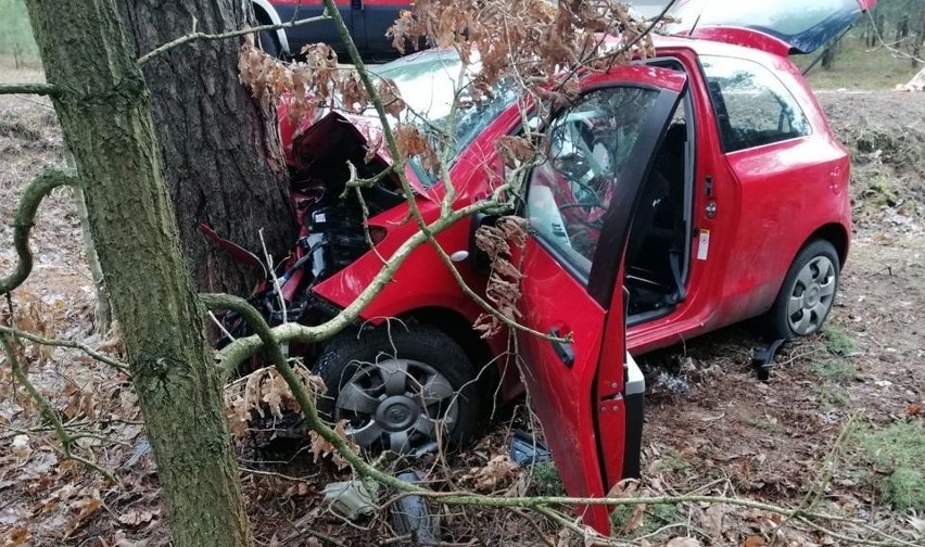 Stary Podoś. Wypadek na łuku drogi. Kierująca toyotą i młoda pasażerka przetransportowane do szpitala. 15.01.2022. Zdjęcia