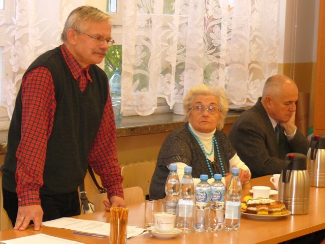 Komisja Komisji Oświaty i Sportu w szkole katolickiej, od lewej przewodniczący Andrzej Barwiński, Maria Rehorowska, Marian Kolasa.