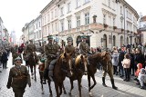 Uroczystości z okazji Święta Niepodległości na placu Matejki. Ulicami Krakowa przeszedł biało-czerwony pochód