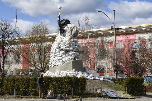 Kijów. Jeden z zabezpieczonych przed rosyjskim ostrzałem pomników
