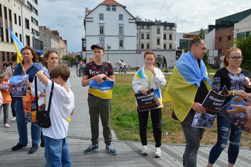 Ukraińscy uchodźcy mieszkający w Opolu manifestowali przeciw zbrodni rosyjskiej w Ołeniwce