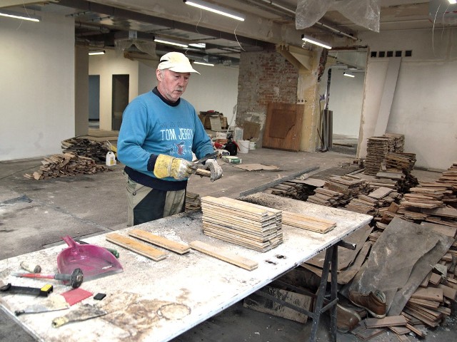 Wojciech Trawczyński przygotowuje panele podłogowe
