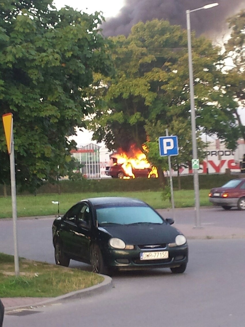 Pod Wrocławiem spłonął samochód [ZDJĘCIA]