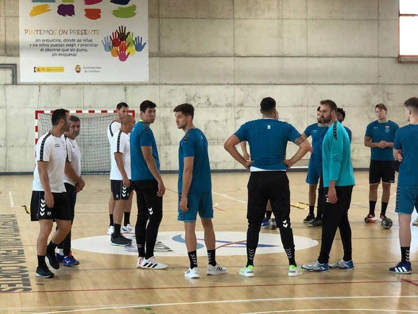 Piłkarze ręczni Łomży Industrii Kielce trenują w Hiszpanii. "Trochę narzekają, ale to są profesjonaliści"