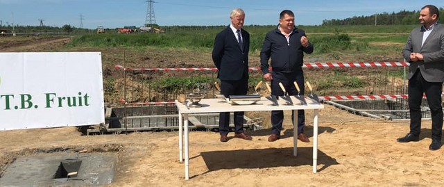 Inauguracja budowy; Taras Barszczowski z firmyT.B. Fruit (z prawej) i Sławomir Chmielewski, burmistrz Mogielnicy.