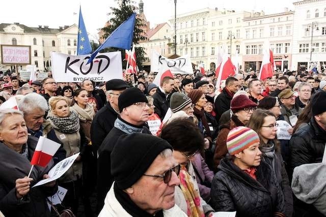 Do Komitetu Obrony Demokracji przystępują ludzie w różnym wieku, reprezentujący rozmaite zawody i środowiska. Na zdjęciu: grudniowa manifestacja w obronie Trybunału Konstytucyjnego na Starym Rynku w Bydgoszczy