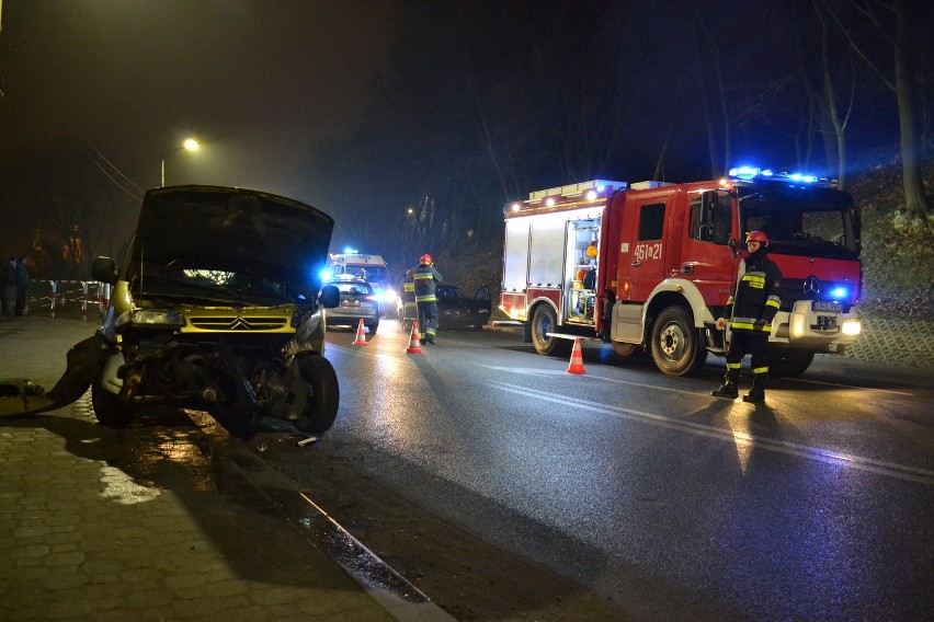 Dwie osoby w szpitalu po wypadku w Miechowie (ZDJĘCIA)