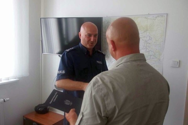 Szef inowrocławskiej policji  insp. Marcin Ratajczak wręczył  bohaterowi list gratulacyjny oraz upominki.