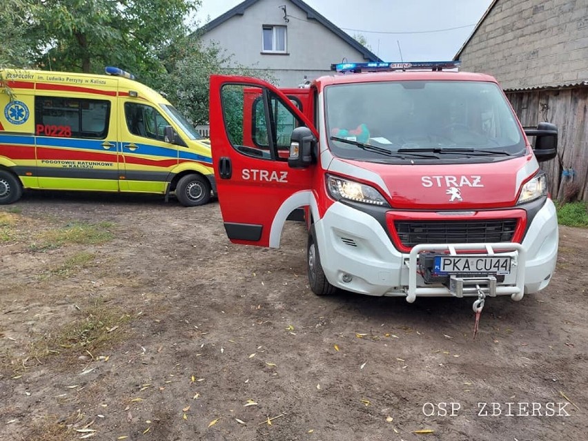 Wypadek w gospodarstwie w Bogusławicach. Maszyna wciągnęła mężczyźnie ręce. ZDJĘCIA