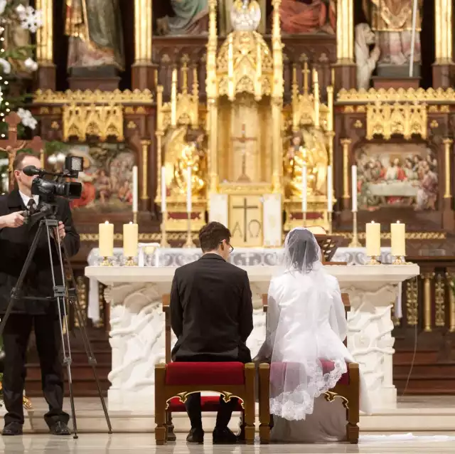 W Łodzi zawieranych jest coraz więcej małżeństw. Nowożeńcami często są osoby,które skończyły 30 lat. Śpieszą się do ślubu, gdyż myślą o posiadaniu dzieci