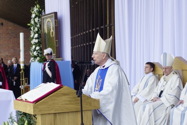 Rozpoczęły się uroczystości powitania Matki Bożej w Archidiecezji Poznańskiej. Centralne wydarzenie odbyło się na placu przed kościołem pw. Nawiedzenia NMP na poznańskich Ratajach. Mszę prowadził arcybiskup Stanisław Gądecki, a homilię wygłosił abp Marek Jędraszewski, który podkreślił, że Kościół nie będzie się zgadzać na takie regulacje prawne, które tworzone są w oderwaniu od chrześcijaństwa.