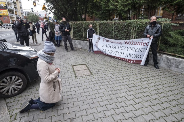Protest przeciwko aborcji odbył się 17 października przedd szpitalem przy ul. Polnej w Poznaniu. Uczestnicy odmówili publicznie różaniec za grzech aborcji.