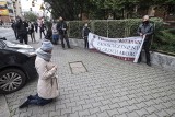 Protest fundacji "Pro Prawo do Życia". Przed szpitalem przy ul. Polnej w Poznaniu odmówiono różaniec za grzech aborcji. Winne ma być LGBT