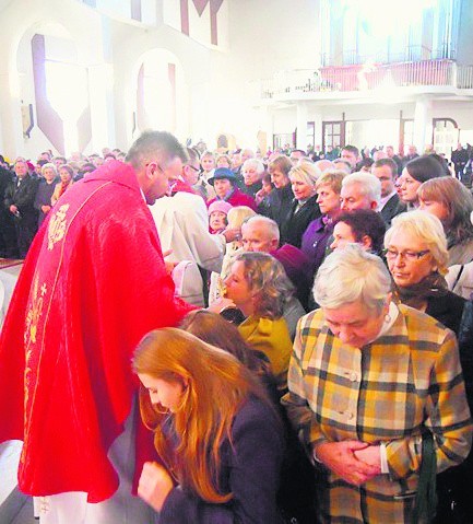 Podczas uroczystej mszy franciszkanie przekazali olkuskiej parafii relikwie patrona-świętego Maksymiliana Marii Kolbego. Do ucałowania relikwiarza ustawiła się długa kolejka wiernych