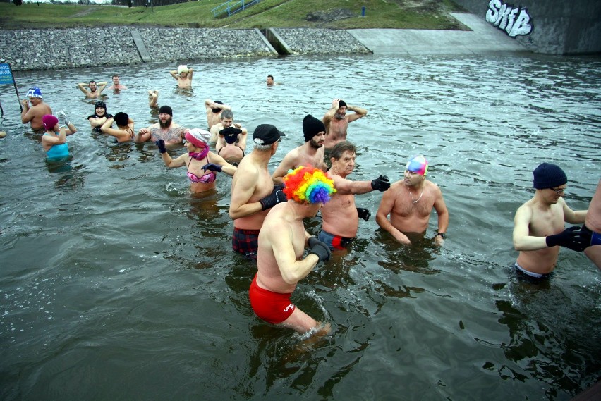 Morsy w Lublinie. Świąteczna kąpiel przy tamie na Zalewie Zemborzyckim (ZDJĘCIA)