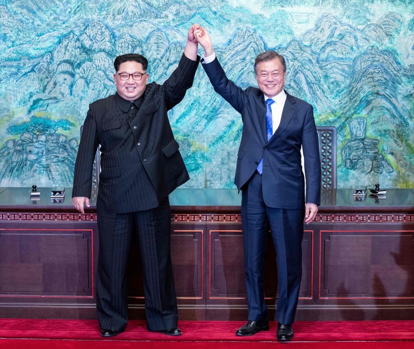 Kim Dzong Un i Mun Dze In rozmawiali o pokoju. Historyczne spotkanie przywódców Korei Północnej i Południowej [WIDEO]