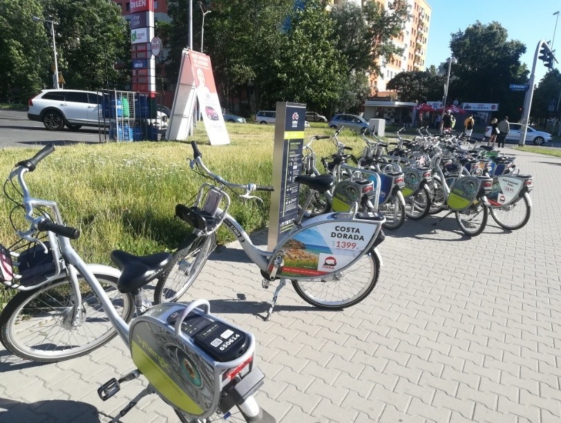 Na stacjach oddalonych od centrum rowerów nie brakuje