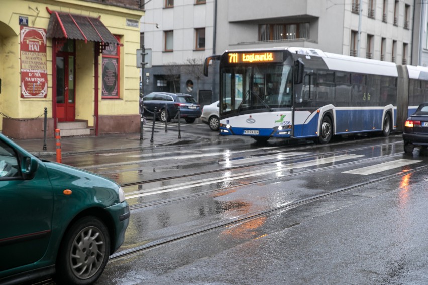 Kraków. Trwa przebudowa torowiska przy hali Korony. Mieszkańcy skarżą się na dziurę i wstrząsy na Kalwaryjskiej [ZDJĘCIA]