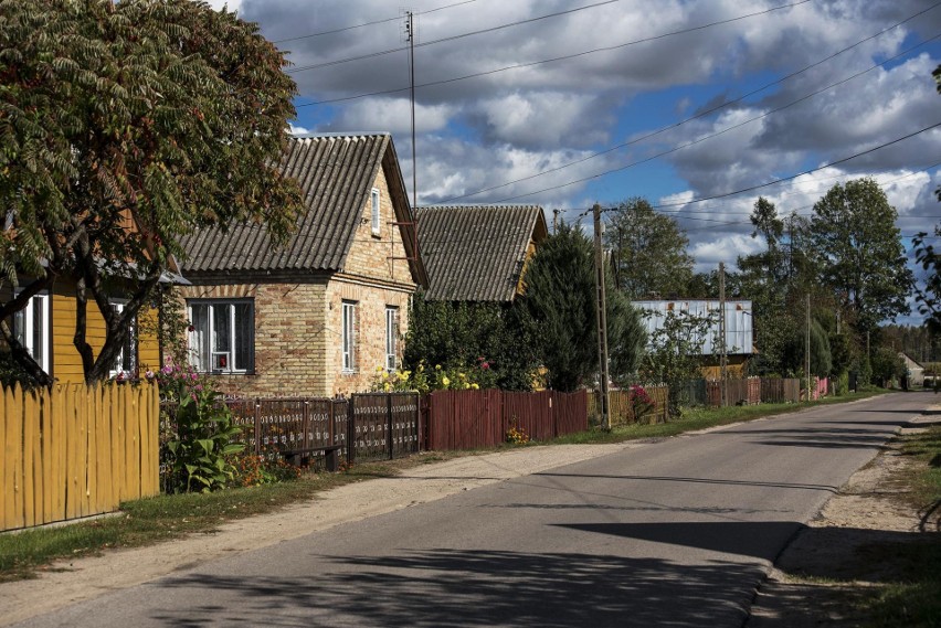 Wieś to stolica gminy w powiecie kieleckim.