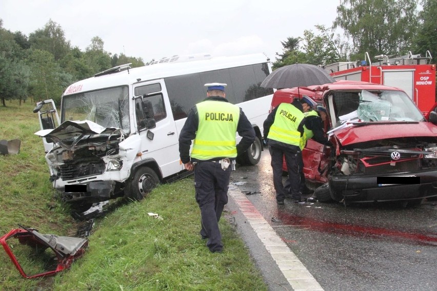 Tragiczne zderzenie dostawczego auta z kursowym busem na Raszówce. Dwie osoby nie żyją