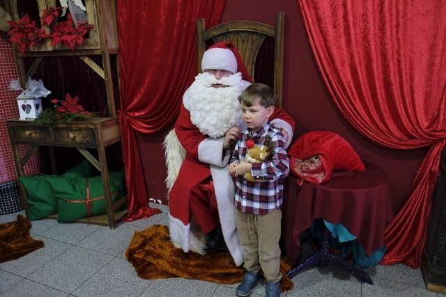 Tegoroczne gwiazdkowe spotkanie odbyło się pod hasłem "Bajkowa Choinka". 9 grudnia zaprosiliśmy dzieci wraz z opiekunami do Teatru Baj Pomorski w Toruniu na spektakl „Pan Lampa”, po który dzieci miały możliwość spotkać się ze Świętym Mikołajem. Była okazja, aby usiąść mu na kolanie i po cichu, na ucho, wyjawić największe świąteczne marzenie. Prezenty, upominki, gry i zabawy to tylko niektóre atrakcje, jakie czekały tego dnia na najmłodszych. Oto fotorelacja z tego wydarzenia.Zobacz także: Na starcie Festiwalu Biegów Świętych Mikołajów stanęło prawie trzy tysiące zawodników! [ZOBACZ ZDJĘCIA]NowosciTorun