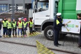 Chrzanów. Kierowca ciężarówki ma ograniczone pole widzenia. Dzieci dowiedziały się, co to jest martwe pole [ZDJĘCIA, WIDEO]