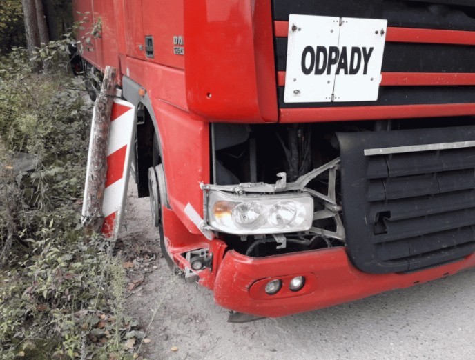 Wypadek w Borowcach. Zderzenie samochodu ciężarowego i osobówki. Do wypadku doszło podczas wyprzedzania ciągnika rolniczego. 21.09.2021