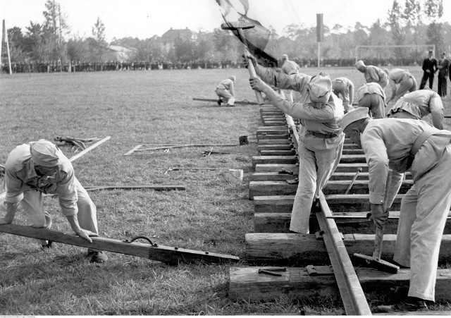 Obchody Święta Kolejarza Polskiego w Toruniu pod koniec września 1937 roku. Pokaz montażu torów kolejowych przez oddziały Kolejowego Przysposobienia Wojskowego. O tym gazety niestety nic nie napisały