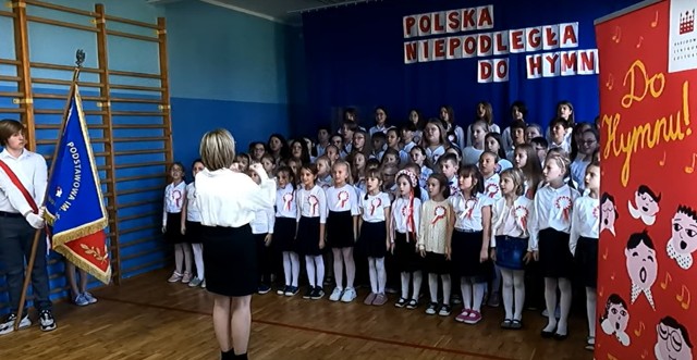 Opolscy uczniowie pod batutą Iwony Cierpich wspaniale zaśpiewali „Mazurka Dąbrowskiego", „Gaude Mater Polonia" oraz „Bogurodzicę".