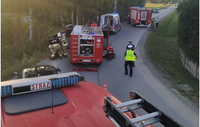Na miejscu wypadku w Mostach w gminie Chęciny pracowały...