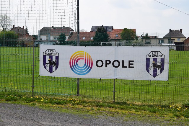 Zapraszamy na wycieczkę po stadionach, na których swoje ligowe spotkania rozgrywają kluby z Opola. Zaglądamy między innymi do takich dzielnic jak Groszowice, Świerkle czy Czarnowąsy.