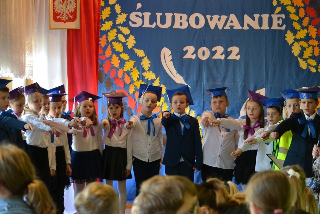 Ślubowanie klas pierwszych w Szkole Podstawowej w Kozłowie. Podczas ceremonii uczniowie zostali uroczyście pasowani na uczniów przez dyrektor Ilonę Słupczyńską.