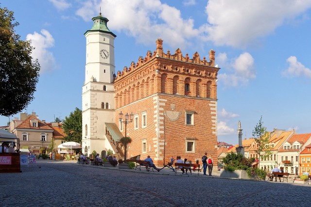 W okolicach Krakowa nie brakuje miejsc wartych odwiedzenia. Gdzie wybrać się na weekend ze stolicy Małopolski, by nie przepłacić i zobaczyć ciekawe lokalizacje? 
