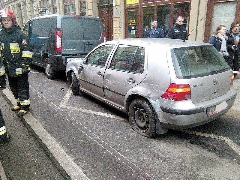 Wrocław: Wypadek na Krupniczej. Tramwaj wykoleił się i uderzył w samochody. Są ranni (ZDJĘCIA, FILM)