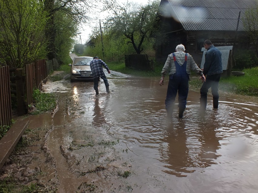 Urwanie chmury zniszczyło zasiewy na polach w Ozieranach...