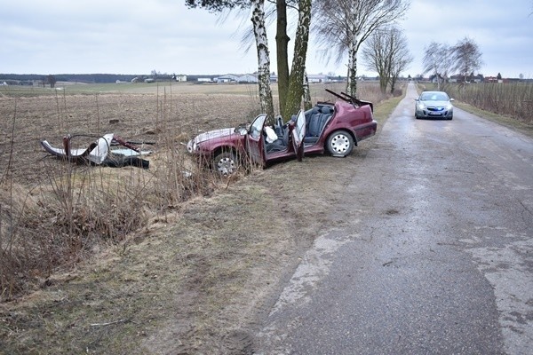 Tragiczny wypadek w Somiance: 18-latek uderzył w drzewo. Zginął 14-letni pasażer [ZDJĘCIA]