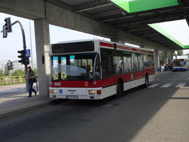 Z osiedla Sobieskiego do Suchego Lasu autobusy jeżdżą kilkoma trasami. Czy jednak w okresach między szczytami komunikacyjnymi zamiast  autobusów nie powinny jeździć mikrobusy?