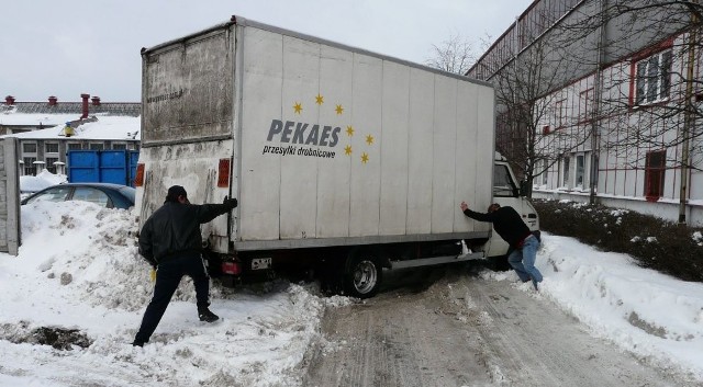 Wczoraj samochód ze 140-kilogramową przesyłką do jednego z zakładów utknął na terenach dawnego ZNTK.