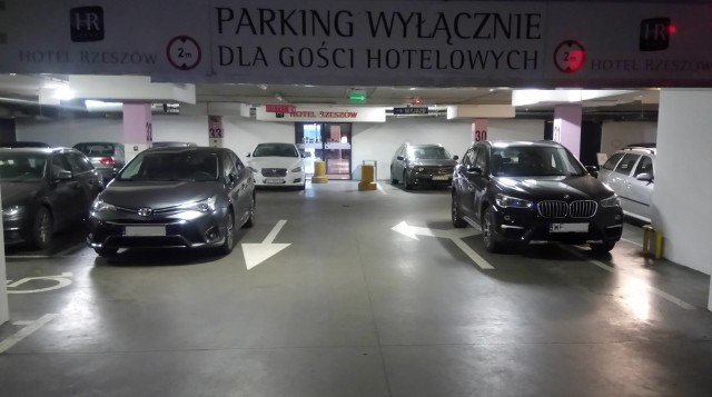 Zobacz, jak bezczelni kierowcy parkują samochody w niedozwolonych miejscach.Zdjęcie z Galerii Rzeszów.Zobacz także: Podkarpackie zakończenie sezonu motocyklowego