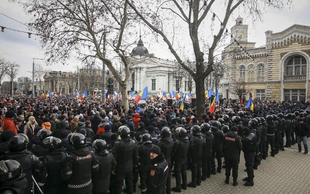 W stolicy Mołdawii trwają kolejne protesty przeciwko władzom na czele z prezydent Maią Sandu. Uczestnicy sprzeciwiają się między innymi wsparciu dla Ukrainy.