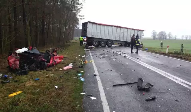 Samochód osobowy zderzył się z ciężarówką.