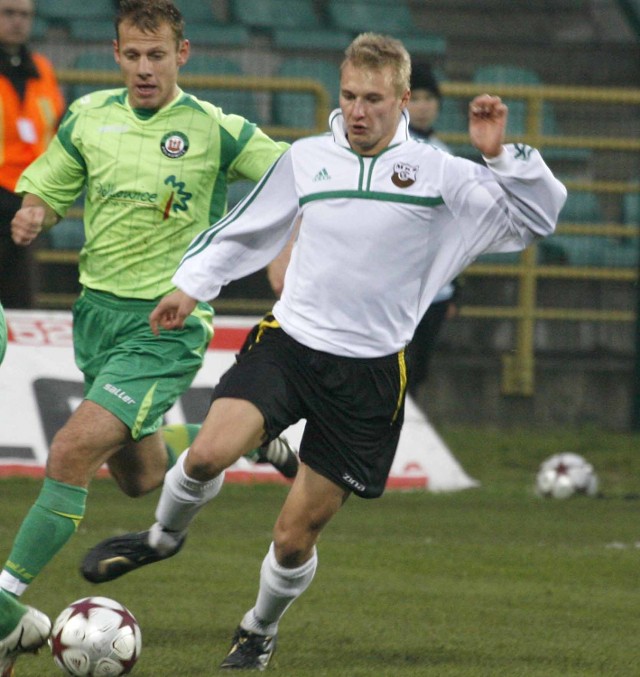 Konrad Hajdamowicz (z prawej) strzelił gola dla Czarnych i jego Czarni wywieźli z Polkowic cenny punkt. Na zdjęciu Hajdamowicz minął obrońce górnika Marka Opałacza.