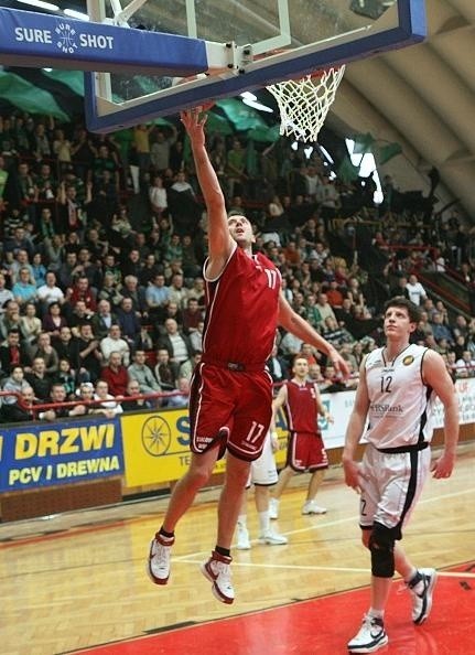 Koszykarze Stali (z piłką Tomasz Andrzejewski) walczą z MOSiR w Krośnie o awans do półfinałów play off.