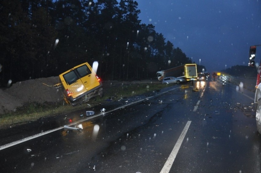 Najpierw uderzył w ciężarowe renault, a następnie w jadący...